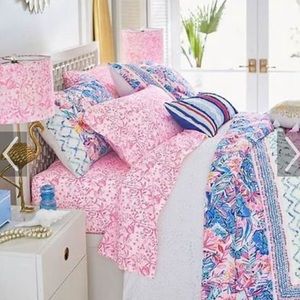 Lilly Pulitzer x Pottery Barn 
Sheet Set “In The Swing Of Things” Pink Palm